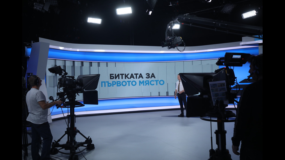 ЗАД КАДЪР: Изборният ден по NOVA В СНИМКИ