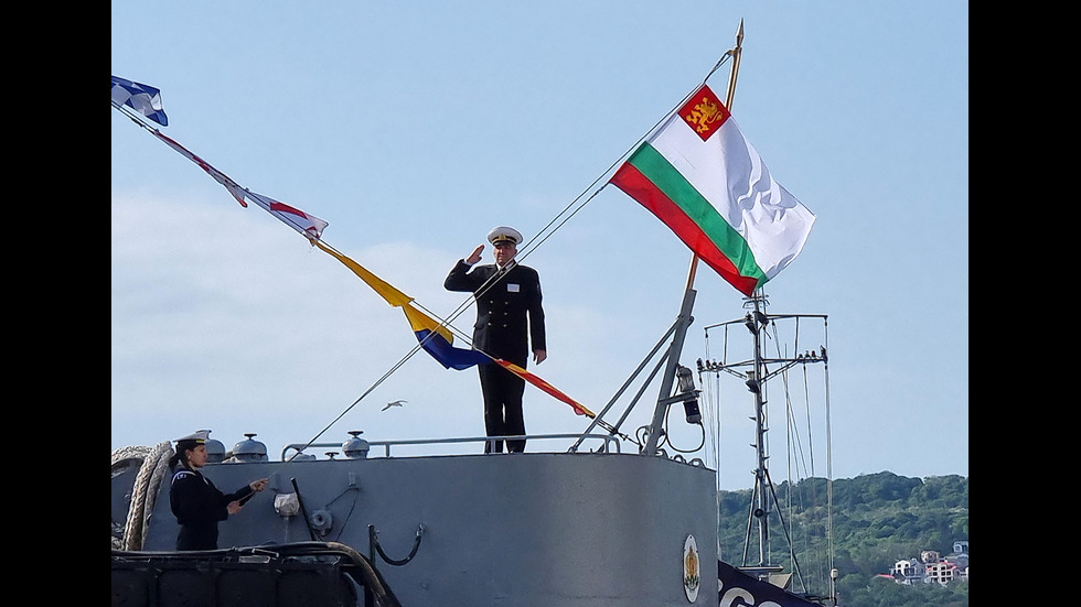 В Деня на храбростта и Българската армия: Водосвет на бойните знамена