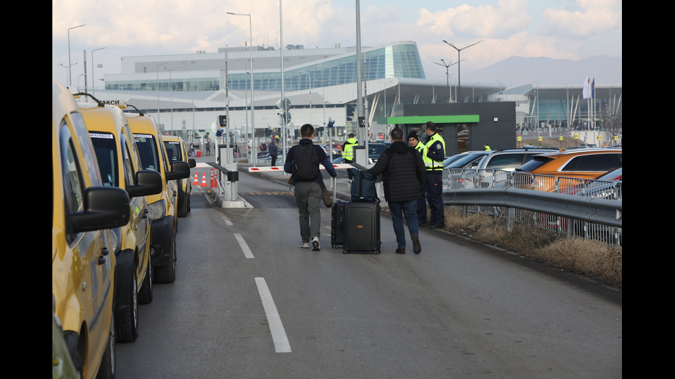 Таксиметрови шофьори на протест заради новата организация на движение пред летище София