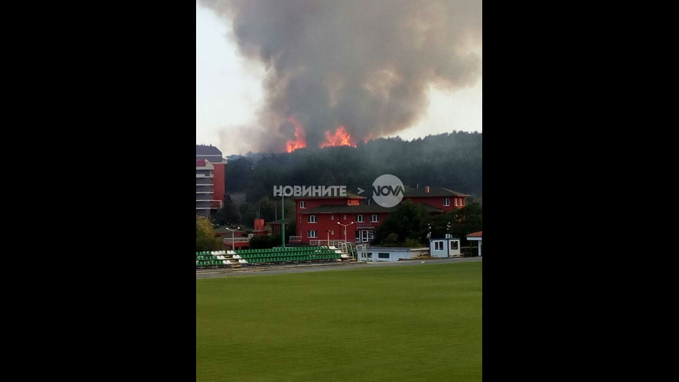 Огромен пожар близо до стадион „Берое” в Стара Загора