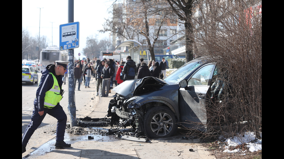 Кола се вряза в автобусна спирка в София, има ранени