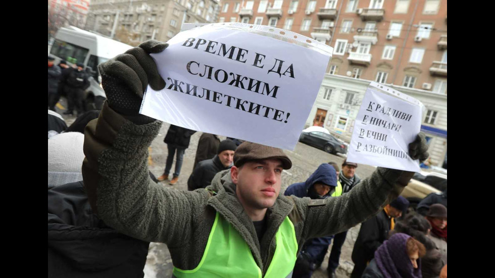 Протест пред КЕВР заради поскъпването на водата