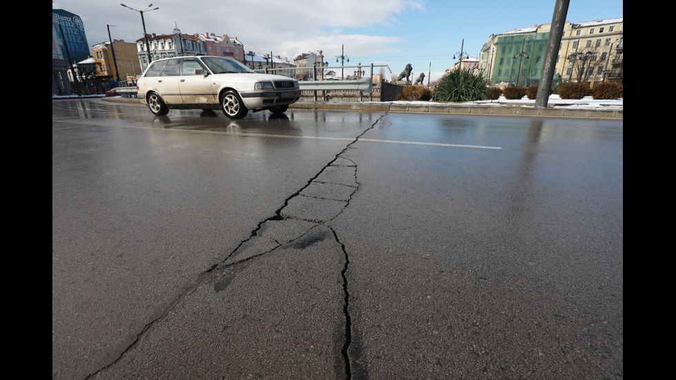 Напука се пътната настилка в района на "Лъвов мост"