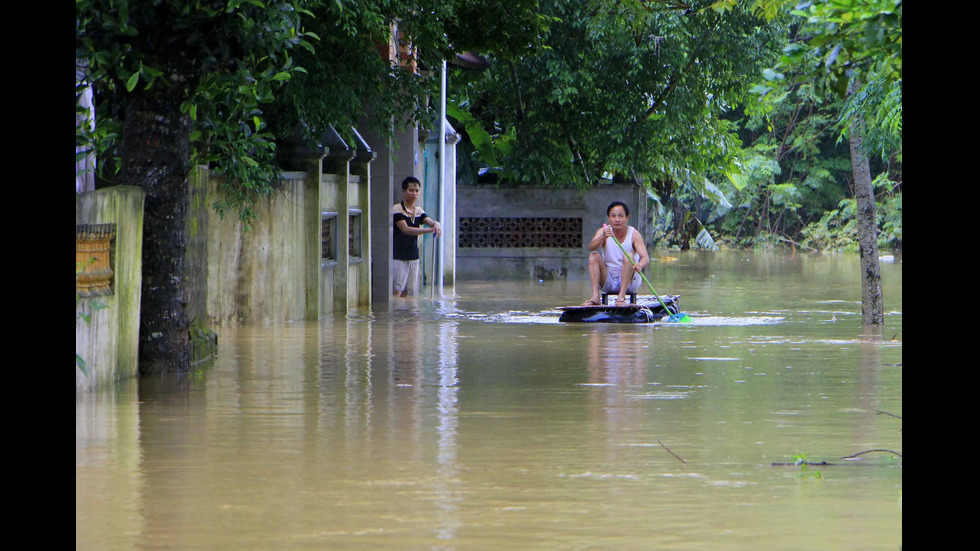Наводнение във Виетнам взе 25 жертви и потопи цели жилищни райони