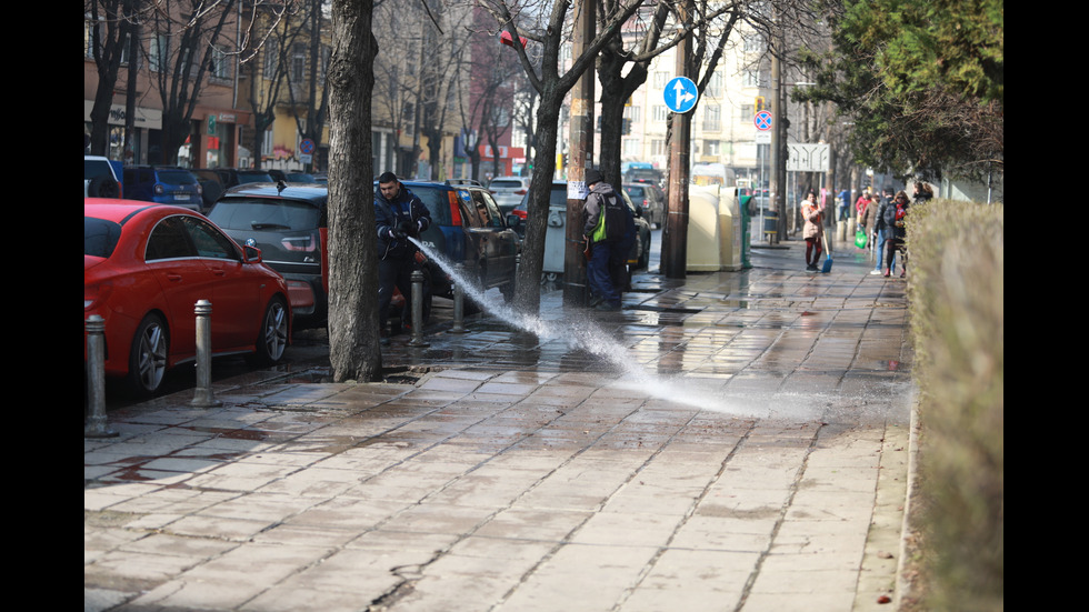 Започна миенето на улици и булеварди в София