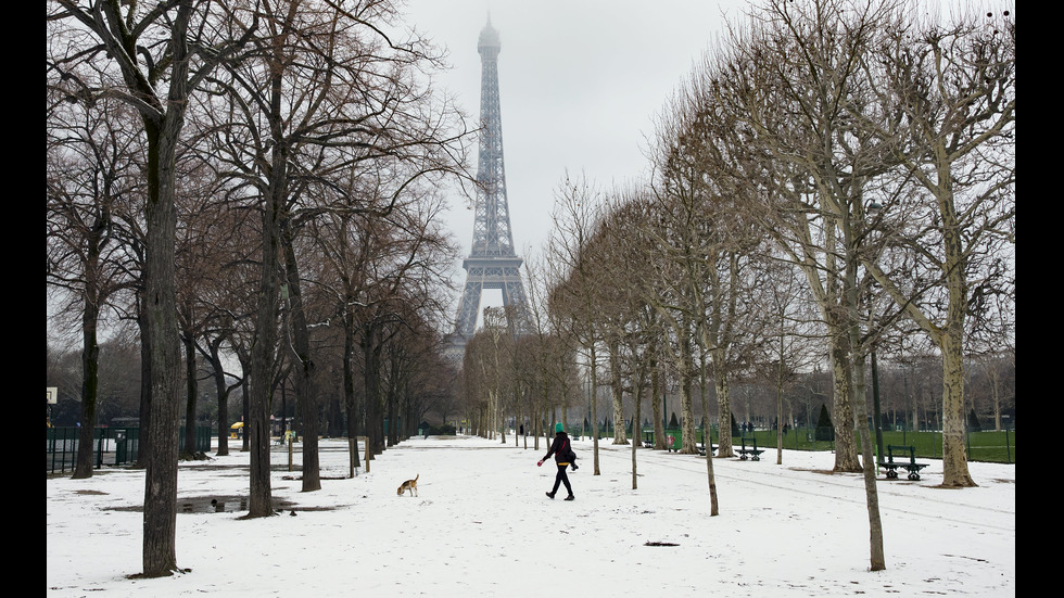 Необичайно силен снеговалеж парализира Париж