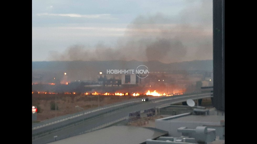 Голям пожар пламна до летище София