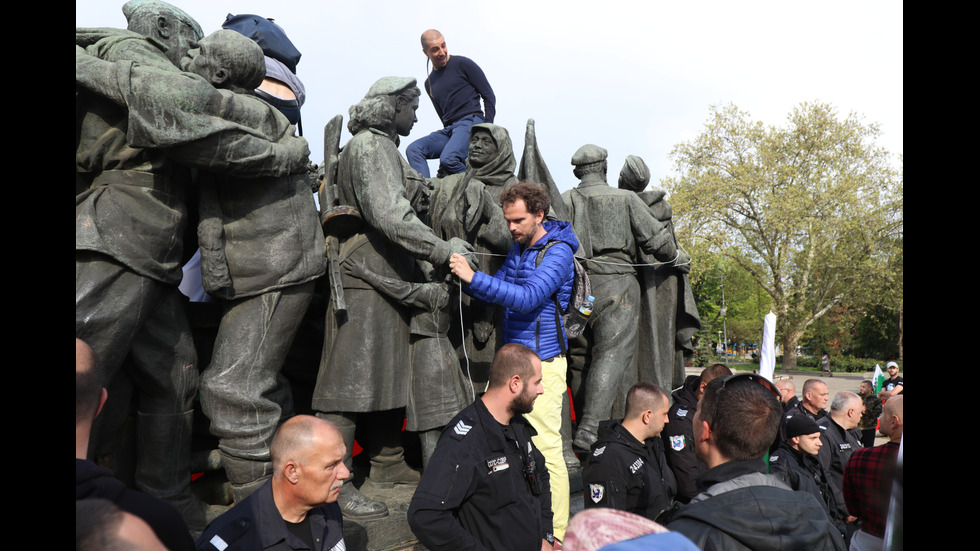 Сблъсъци белязаха протеста край Паметника на Съветската армия