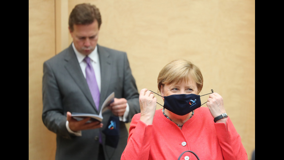 Ангела Меркел с тематична маска