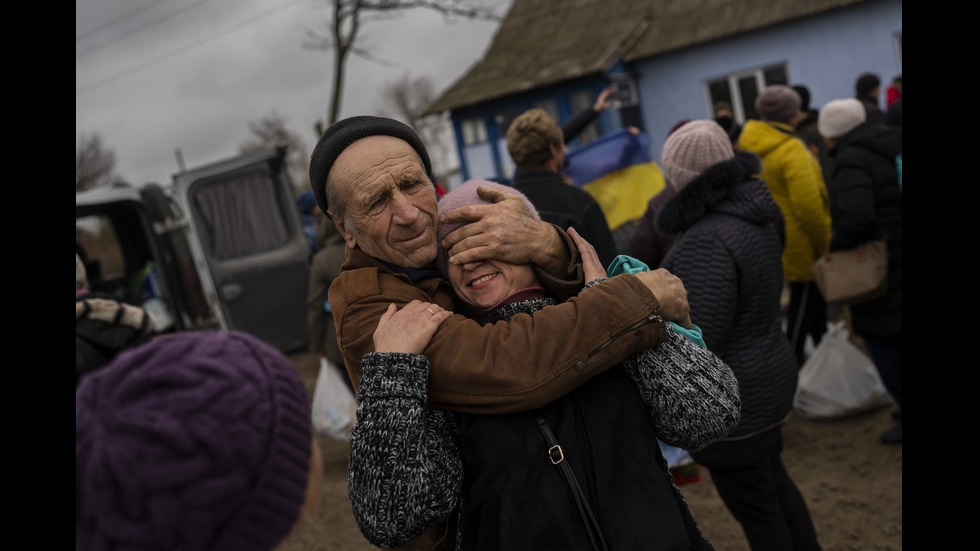 РАЗБИТОТО СЪРЦЕ НА УКРАЙНА: Годината на войната в СНИМКИ