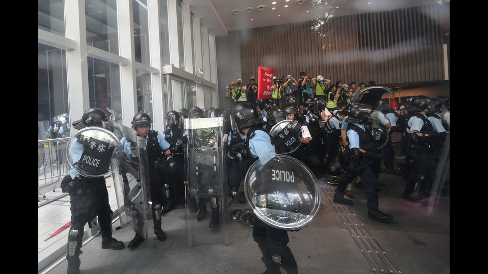 Протестиращи в Хонконг се опитаха да влязат в местния парламент