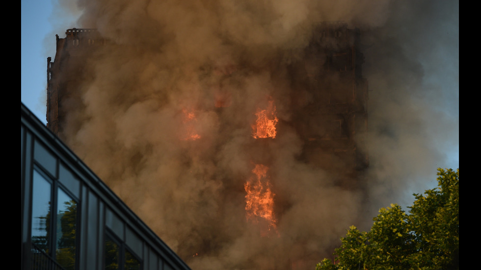 27-етажен блок пламна в Лондон, има блокирани хора