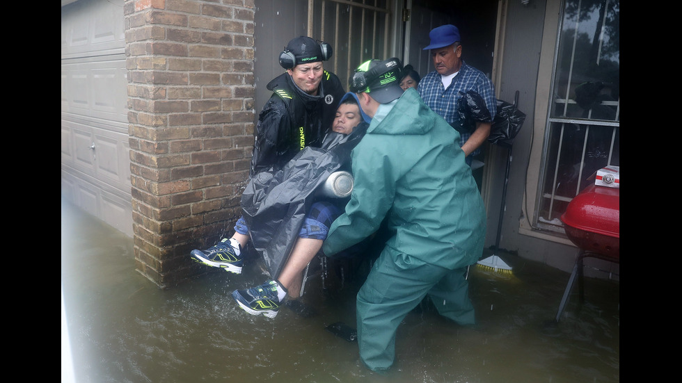 ЗАРАДИ УРАГАНА "ХАРВИ": Хюстън - под вода