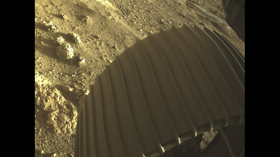 НАСА разпространи цветни снимки на Марс