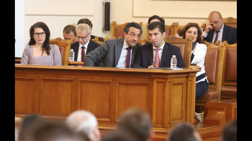 Депутатите обсъждат отстраняването на председателя на парламента