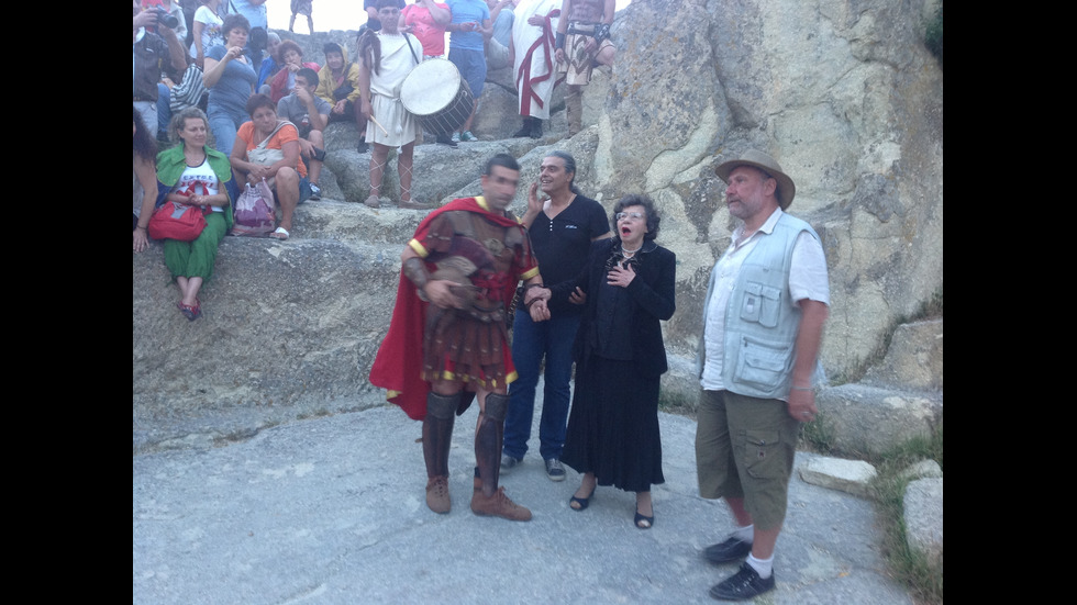 "Госпожа Стихийно бедствие" на сцената и извън нея (СНИМКИ)