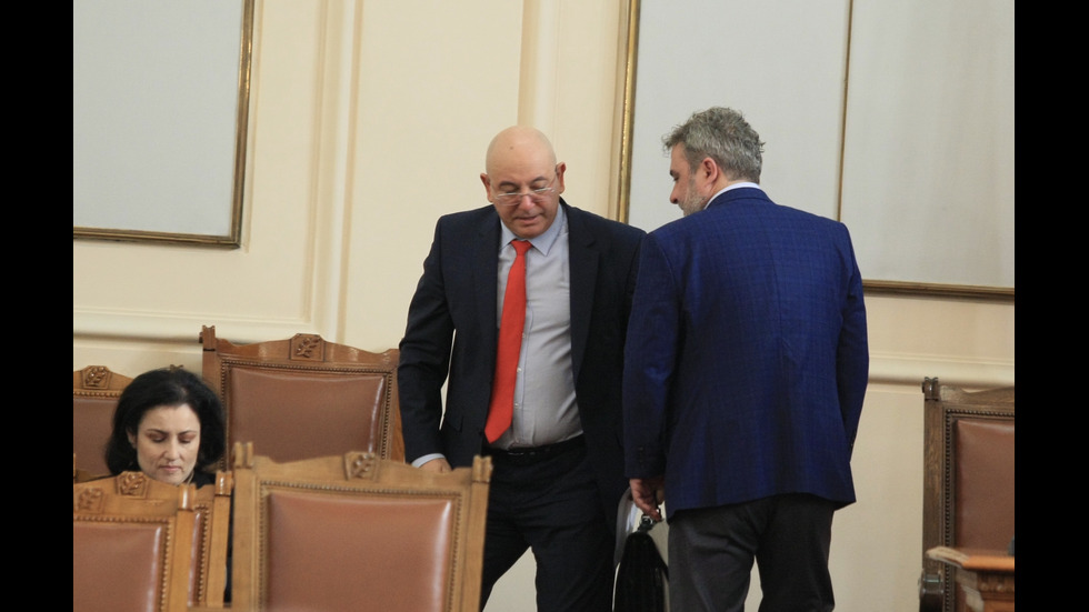 Депутатите дебатират по вота на недоверие