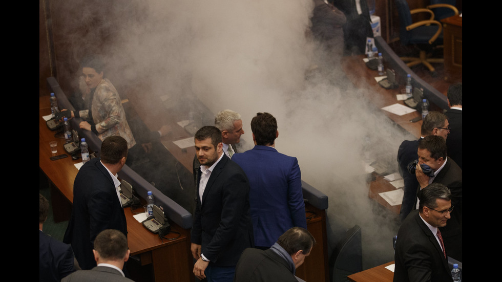 Депутати пуснаха сълзотворен газ в парламента на Косово