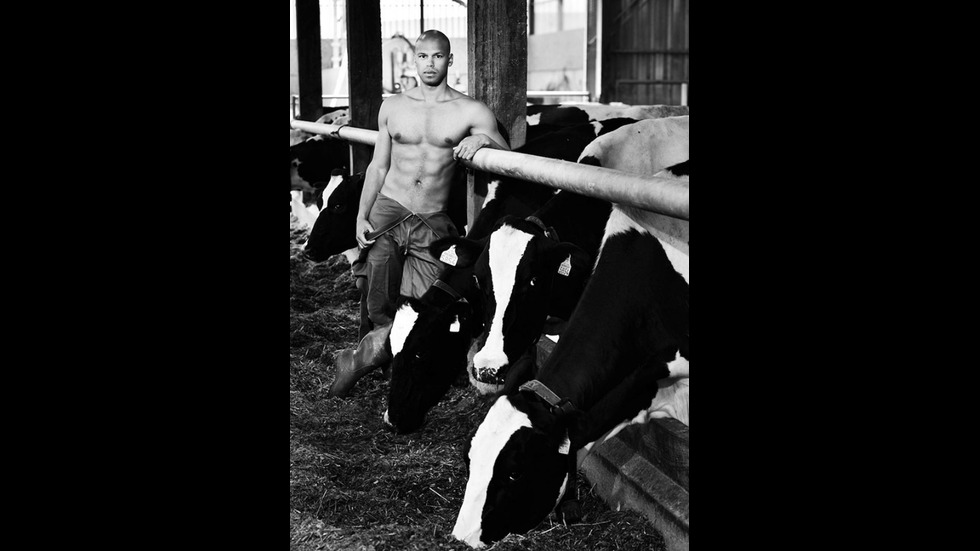 Фермери показаха изваяни тела в календар за 2017 г.