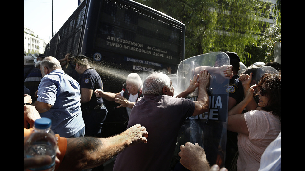 Лютив спрей срещу протестиращи пенсионери в Атина