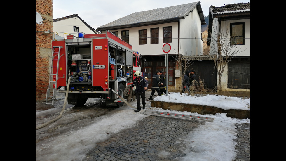 Пожар изпепели 3 старинни къщи в Габрово