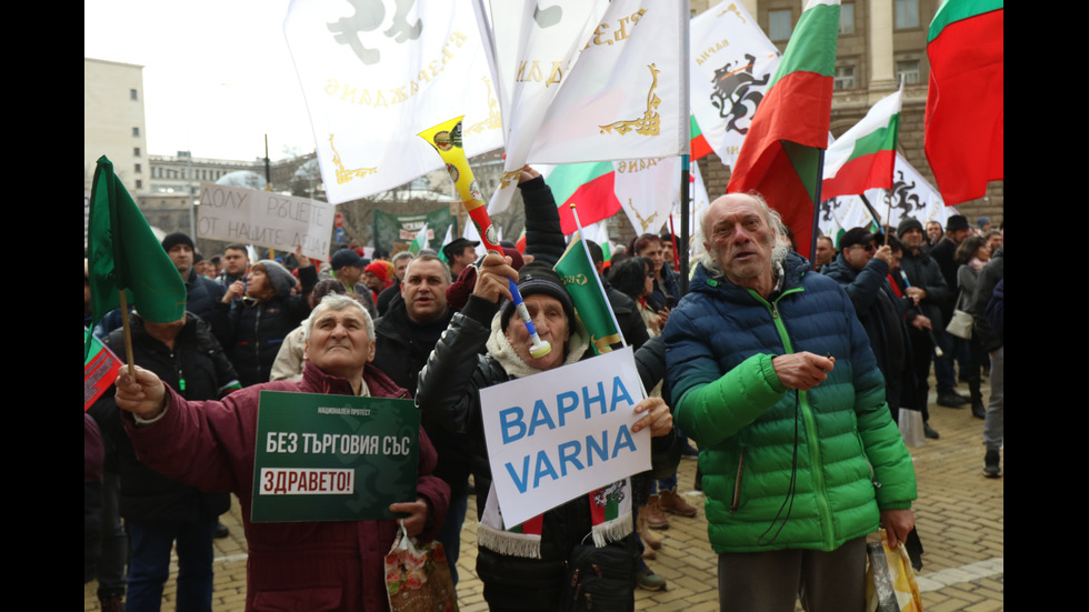 Протест срещу антиCOVID мерките в центъра на София, премиерът отиде при демонстрантите