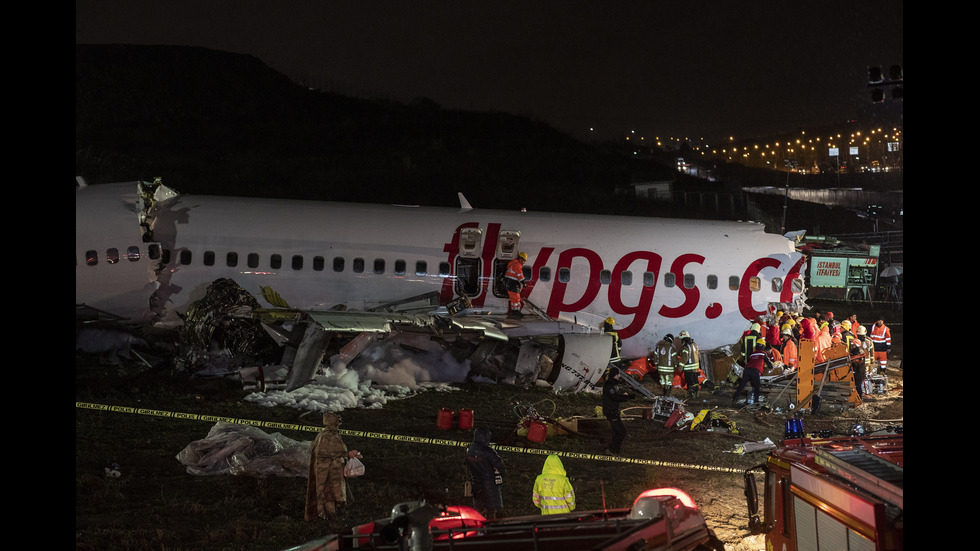Три станаха жертвите на самолетната катастрофа в Истанбул