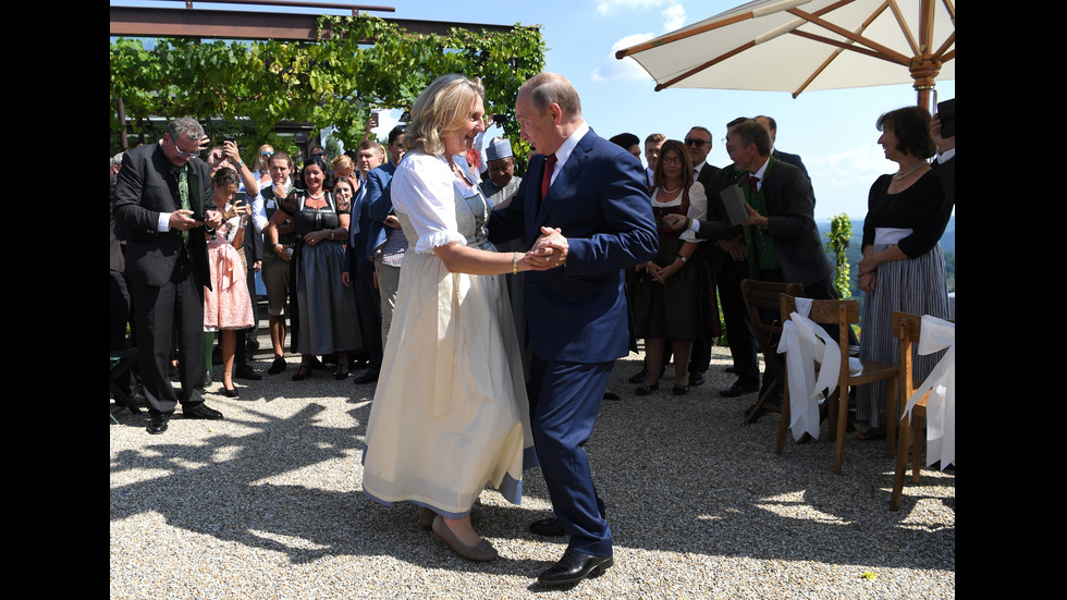 СКАНДАЛ В АВСТРИЯ: Путин отиде на сватбата на външния министър