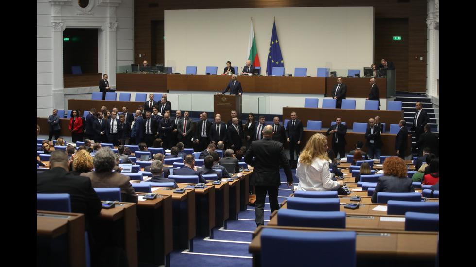 Напрежение в парламента, депутати окупираха трубината