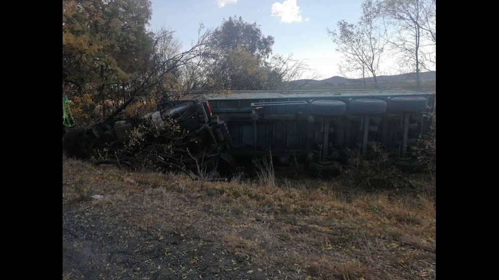 Камион се обърна на пътя Карнобат - Айтос, шофьорът загина