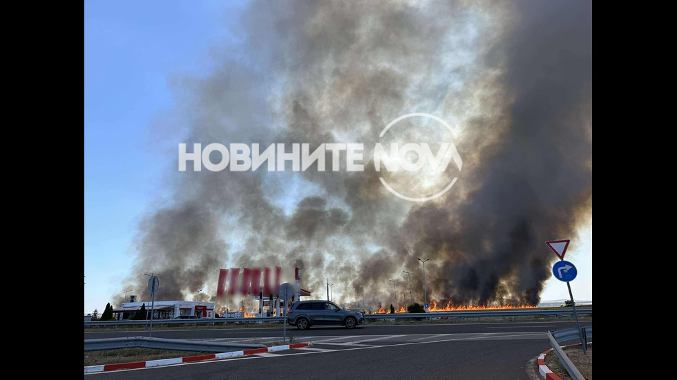 Голям пожар избухна до бензиностанция на АМ „Тракия”