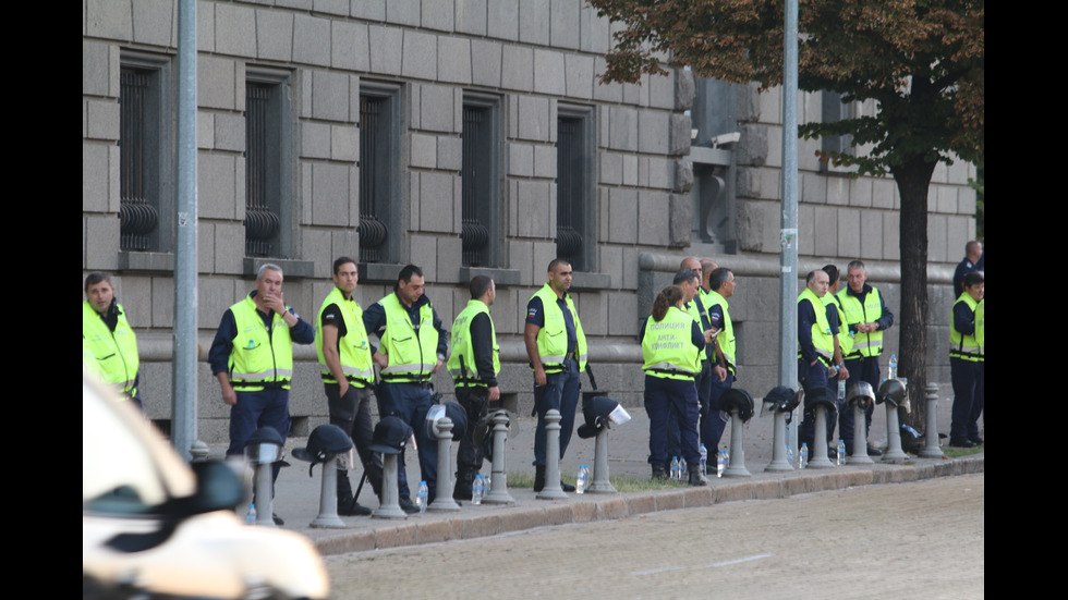 Нов голям протест пред парламента