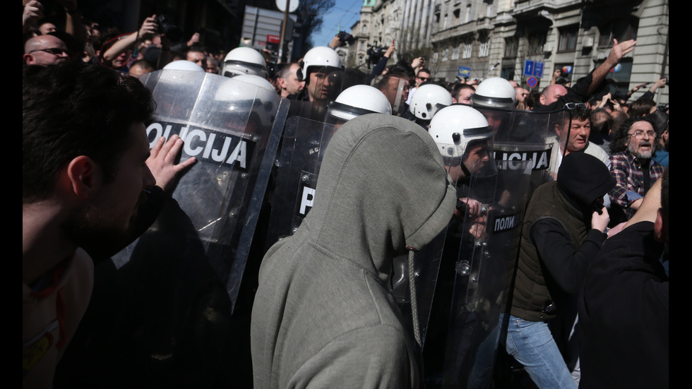 Няколкостотин демонстранти протестират в Белград