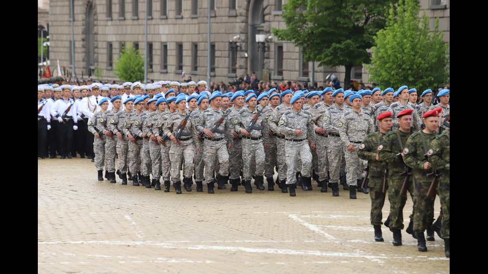 Военен парад за Деня на храбростта и водосвет на знамената