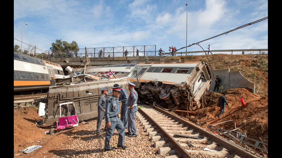 Дерайлира влак в Мароко, има жертви