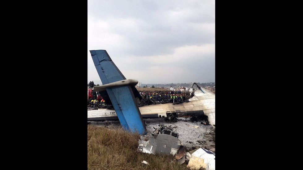 Пътнически самолет се разби при кацане на летище в Катманду