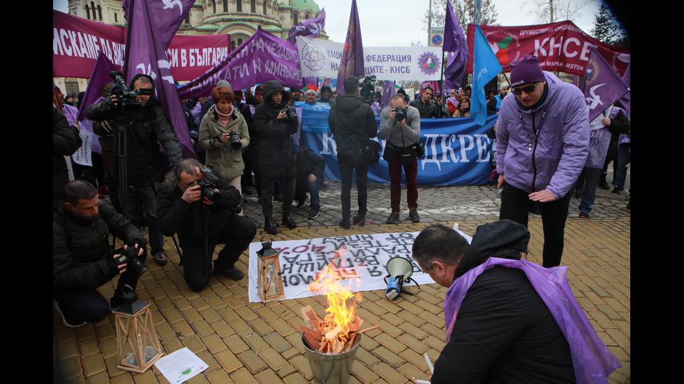 Работници от въглищните централи - на протест в София