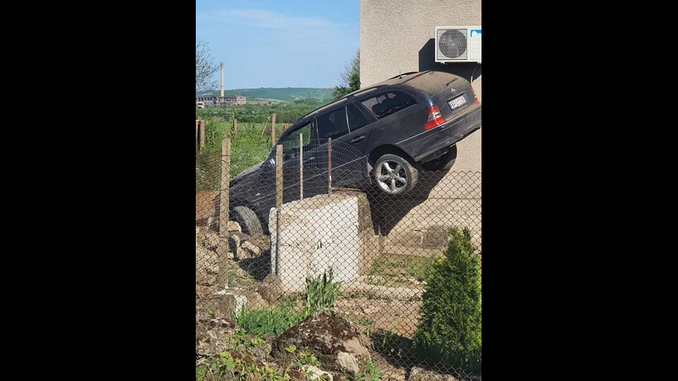 Кола се вряза в къща в село Гложене