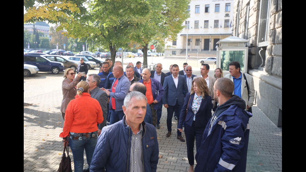 Протестиращи миньори и енергетици - на среща с политици в НС