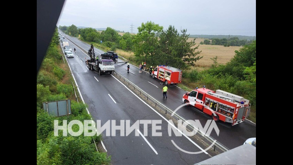 Камион събори предпазна рамка