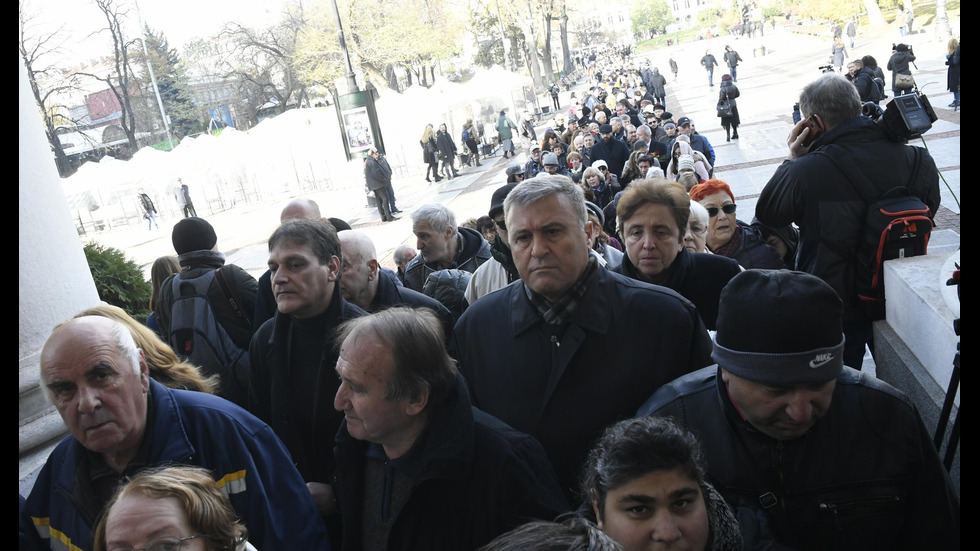 Поклонението пред Ламбо в Народния театър