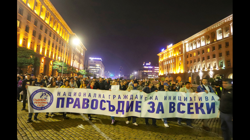 Протестиращи отново искат президентът да не подписва указа за назначаването на Гешев