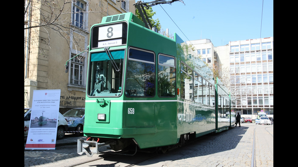 Четири швейцарски трамвая тръгнаха по релсите в София