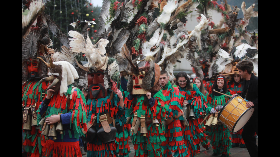„Сурова Брезник 2023”: Хиляди сурвакари танцуваха на фестивала
