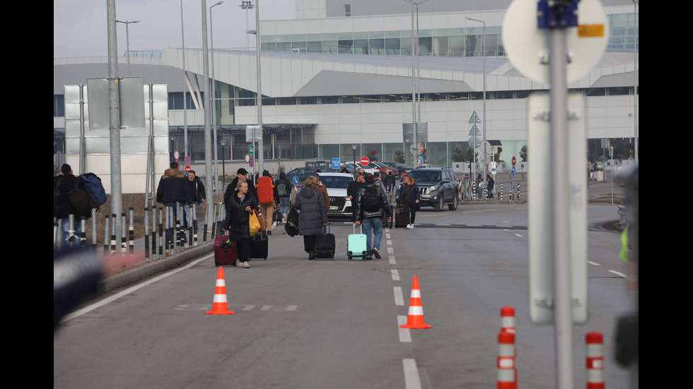 Таксиметрови шофьори на протест заради новата организация на движение пред летище София