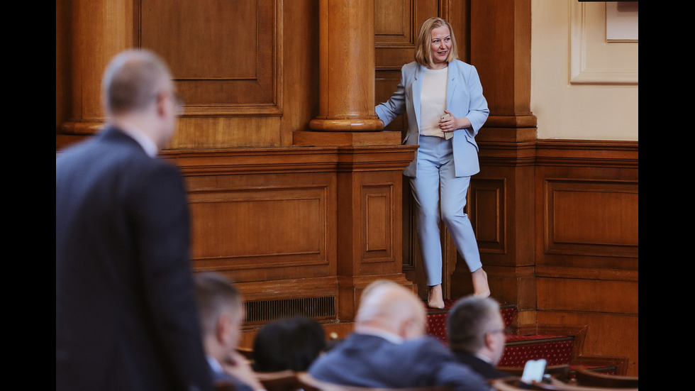 Парламентът обсъжда вота на недоверие към кабинета "Петков"