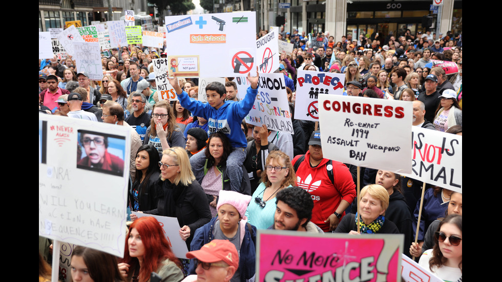 СРЕЩУ ОРЪЖИЯТА: Стотици хиляди младежи протестират в САЩ и Европа
