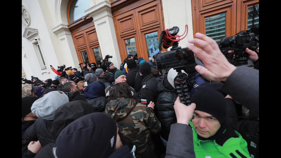 "Възраждане" организира протест срещу зеления сертификат, докараха водно оръдие пред НС