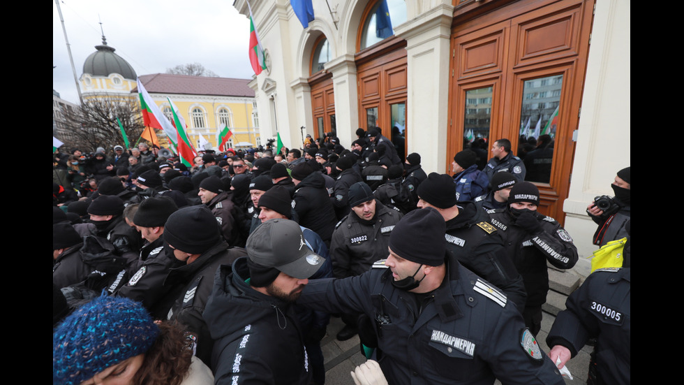 "Възраждане" организира протест срещу зеления сертификат, докараха водно оръдие пред НС