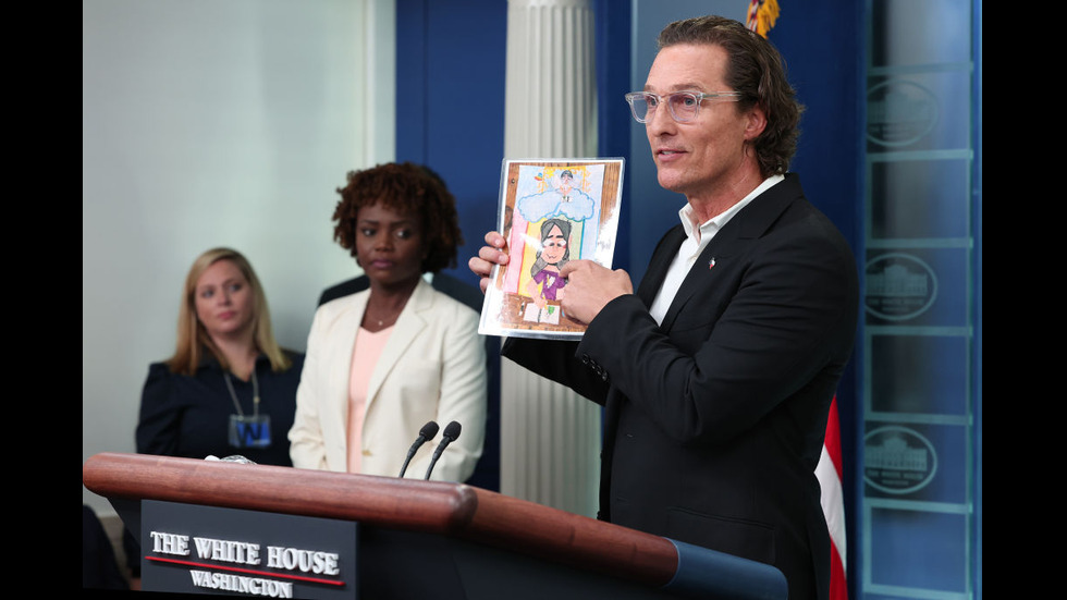 Матю Макконъхи показа в Белия дом обувките на едно от убитите деца в Тексас